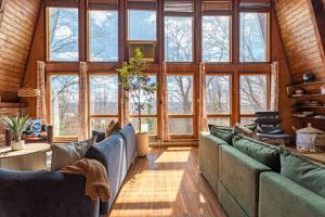 Posezení v ubytování Autumn Heights Pool Hot Tub Game Room Saun