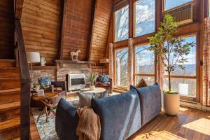 Posezení v ubytování Autumn Heights Pool Hot Tub Game Room Saun + 40 fotografií