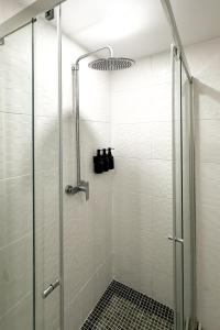 Un baño con ducha con puerta de cristal. en Oceanview Sunset Retreat, en Pilar 62 fotos más