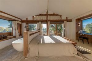 Shaxi Ancient Town Shiran Mountain Homestay客房内的一张或多张床位