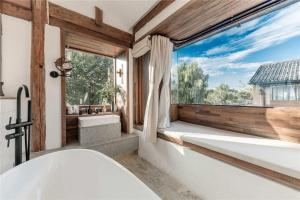 Shaxi Ancient Town Shiran Mountain Homestay客房内的一张或多张床位