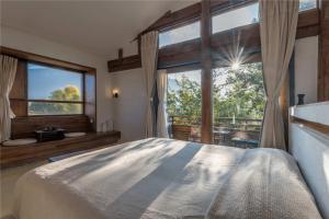 Shaxi Ancient Town Shiran Mountain Homestay客房内的一张或多张床位
