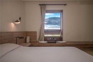 Shaxi Ancient Town Shiran Mountain Homestay客房内的一张或多张床位