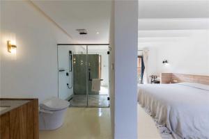 Shaxi Ancient Town Shiran Mountain Homestay客房内的一张或多张床位