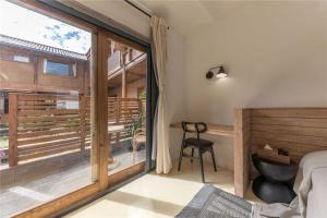 Shaxi Ancient Town Shiran Mountain Homestay的阳台或露台