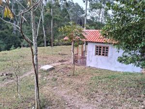 Um jardim em Sítio Recanto das Jaboticabeiras