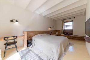 Shaxi Ancient Town Shiran Mountain Homestay客房内的一张或多张床位