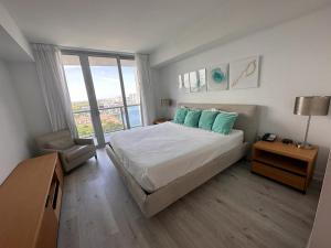 Letto o letti in una camera di Miami Beach Luxury Apt 1B 1B with Beach Service