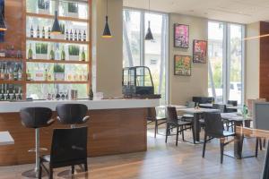 un bar in un ristorante con tavoli e sedie di Miami Beach Luxury Apt 1B 1B with Beach Service a Hallandale Beach
