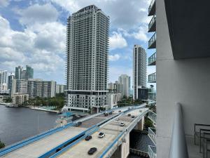 Vista generica su Hallandale Beach o vista sulla città dall'interno dell'appartamento