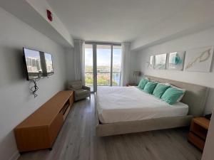 A bed or beds in a room at Miami Beach Luxury Apt 1B 1B with pool and gym