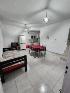 Una sala de estar con mesa y sillas y una cocina. en Altos de Grecia Cabaña 3, en Villa Carlos Paz