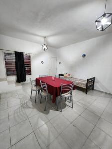 Un comedor con una mesa y sillas rojas. en Altos de Grecia Cabaña 3, en Villa Carlos Paz 7 fotos más