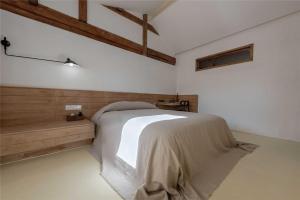 Shaxi Ancient Town Shiran Mountain Homestay客房内的一张或多张床位
