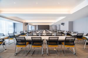 a large room with a large table and chairs at 沃德酒店滕州市政府火车站店 in Tengzhou