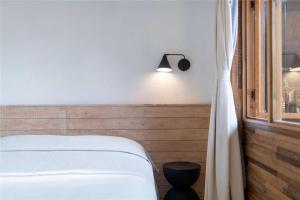 Shaxi Ancient Town Shiran Mountain Homestay客房内的一张或多张床位
