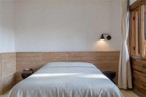 Shaxi Ancient Town Shiran Mountain Homestay客房内的一张或多张床位