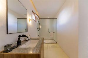 Shaxi Ancient Town Shiran Mountain Homestay的一间浴室