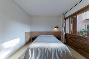 Shaxi Ancient Town Shiran Mountain Homestay客房内的一张或多张床位