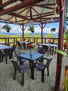 hotel y restaurante el descanso del rey في Restrepo: فناء مع طاولات وكراسي مع اطلالة