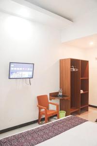 TV a/nebo společenská místnost v ubytování RR -2 Syariah Hotel SLG