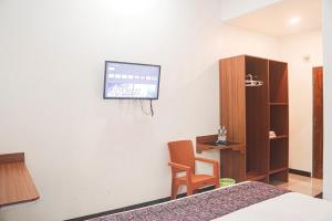TV a/nebo společenská místnost v ubytování RR -2 Syariah Hotel SLG