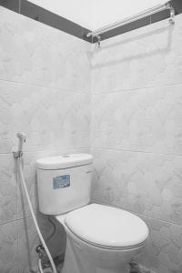Koupelna v ubytování RR -2 Syariah Hotel SLG