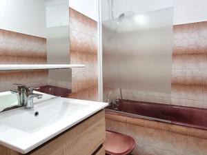 un bagno con lavandino e doccia di PORT-VENDRES - Appartement T2 avec parking, 4 pers, animaux admis - FR-1-309-266 a Port-Vendres