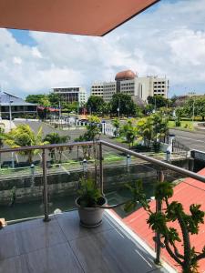 阿皮亚Tauese Seaview Hotel的从阳台上欣赏城市景观