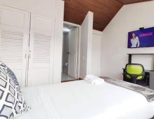 Postel nebo postele na pokoji v ubytování HABITACION 8 AMPLIA baño y balcón privado UNICENTRO