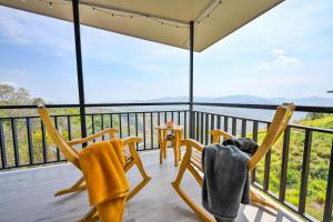 Rõdu või terrass majutusasutuses Nosara Hideaway 2 - BREAKFAST INCLUDED & Mountain View Cabins