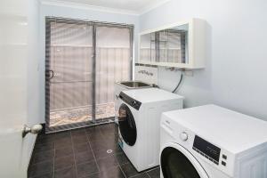 Gambar di galeri bagi Nics Beach House di Broadwater