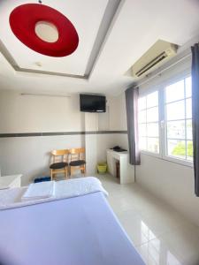 a bedroom with a bed and two chairs in it at Khách sạn Hoàng Hải in Ho Chi Minh City +4 photos