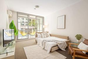 a bedroom with a bed and a window at A Comfortable Studio Near Darling Harbour in Sydney +22 photos