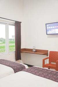 TV a/nebo společenská místnost v ubytování RR -2 Syariah Hotel SLG