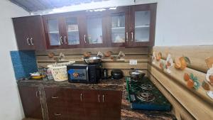 Kuchyň nebo kuchyňský kout v ubytování Kailash villa and restro