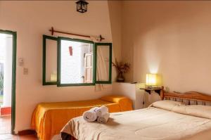Ένα ή περισσότερα κρεβάτια σε δωμάτιο στο Hostal Lo de Peñalba