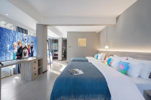Letto o letti in una camera di Yangshuo EMOJI YOUTH HOSTEL