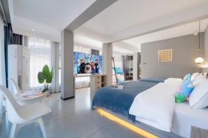 Letto o letti in una camera di Yangshuo EMOJI YOUTH HOSTEL