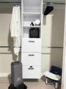 Luxe of Haven - 2bed with office and free parking的电视和/或娱乐中心