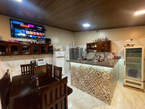 una cocina con barra y un bar con sillas en Smart Suíte, en Boa Vista