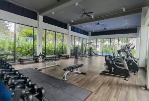 Fitness centrum a/nebo fitness zařízení v ubytování SUPERB Klean & Cozy Midhill