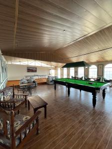 Biliár nebo kulečník v ubytování BSR Farms Resort