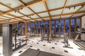 ein Fitnessstudio mit Laufbändern und Cardiogeräten in einem Gebäude in der Unterkunft The Western Hill Dalat Hotel in Da Lat