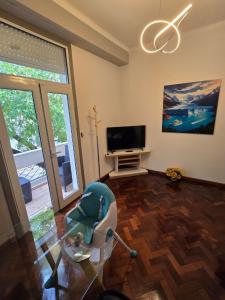 a living room with a chair and a television at Nelly's Urbano in Buenos Aires