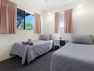 Ένα ή περισσότερα κρεβάτια σε δωμάτιο στο Beachside 2-Bed Apartment with Secure Parking