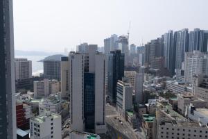 釜山にあるNew Apt 34py 3min to Haeundae Beach LG StanbyMe & Styler Netflix & Sky Capsuleの高層ビルが立ち並ぶ街の景色