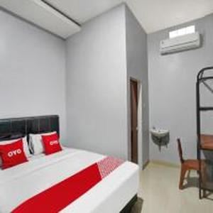 Postel nebo postele na pokoji v ubytování Hotel O Beda Arga Near Rs Royal Prima Ayahanda