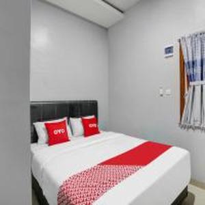 Postel nebo postele na pokoji v ubytování Hotel O Beda Arga Near Rs Royal Prima Ayahanda