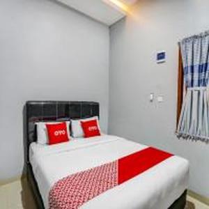 Postel nebo postele na pokoji v ubytování Hotel O Beda Arga Near Rs Royal Prima Ayahanda